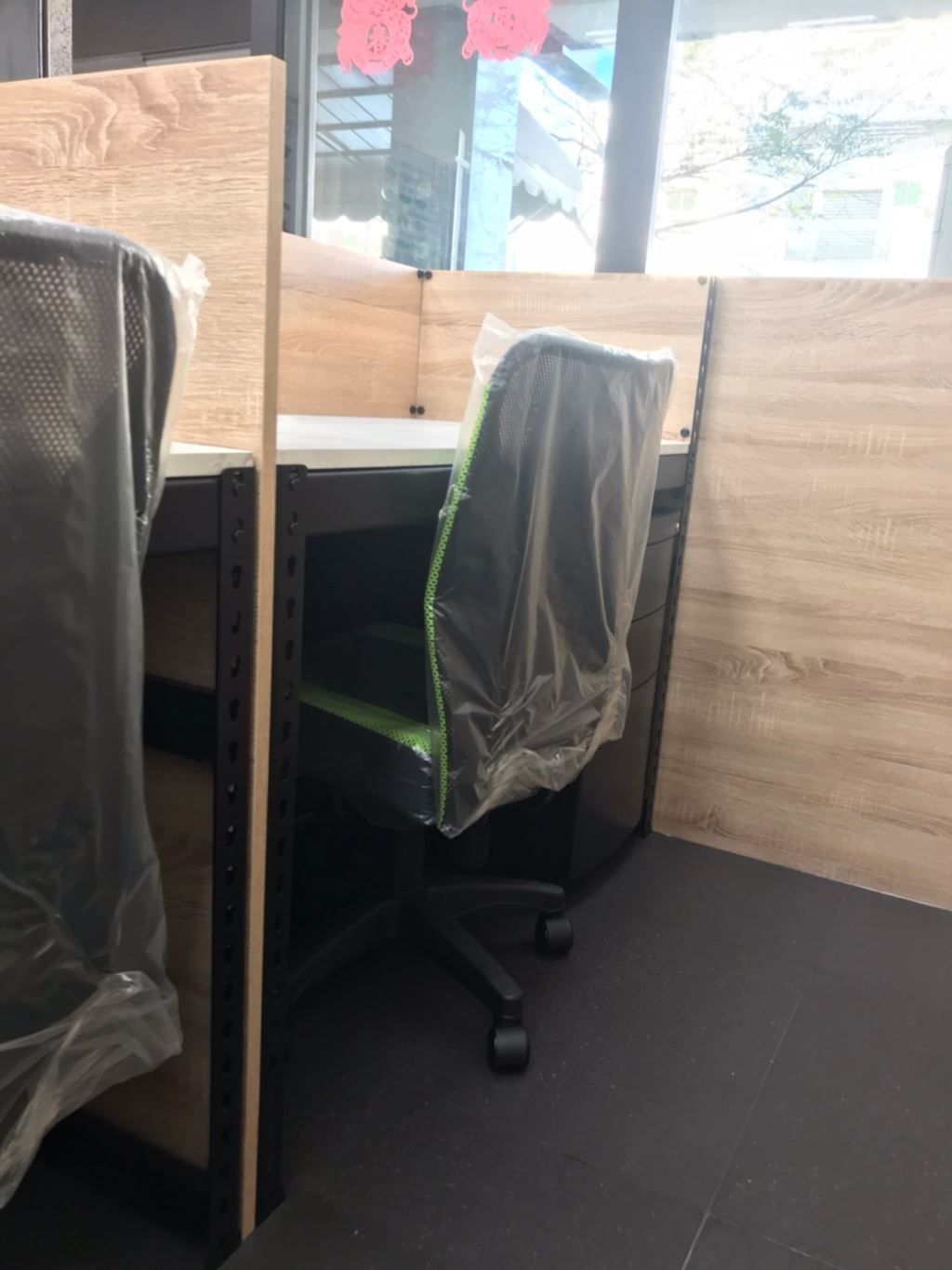工業風裝潢設計的角鋼辦公室、工作桌、電腦桌、書桌